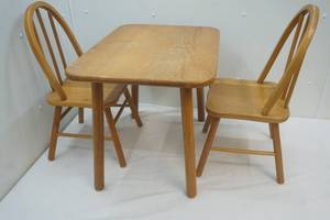 lot 422 image: Childrens Table & Chair Set