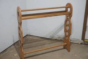 lot 439 image: quilt rack
