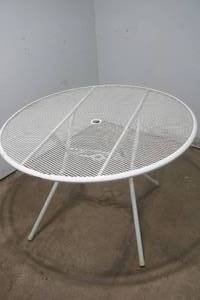 lot 450 image: patio table