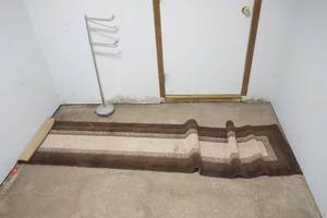lot 478 image: runner rug, towel rack