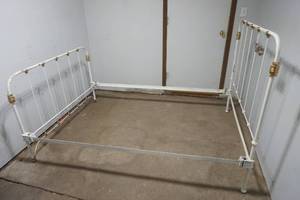 lot 456 image: bed frame