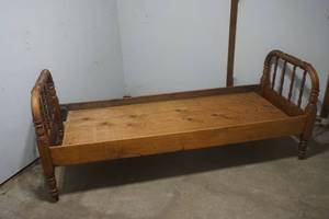 lot 457 image: day bed frame