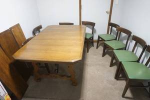 lot 482 image: dining room table and chairs