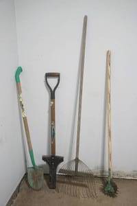 lot 461 image: garden tools