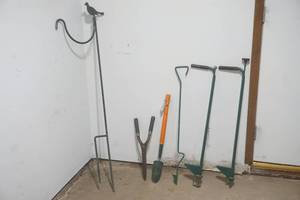 lot 467 image: yard tools