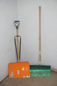lot 468 image: snow shovels