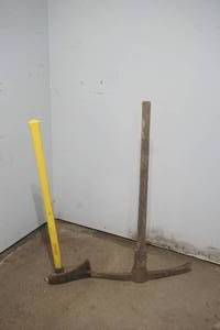 lot 471 image: pick axe, splitting maul