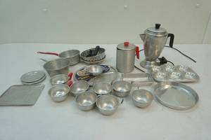 lot 163 image: play kitchen dishes