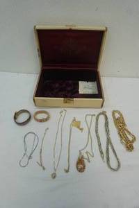 lot 178 image: vintage jewelry box, vintage jewelry