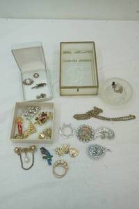 lot 179 image: vintage jewelry