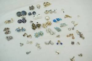 lot 181 image: vintage jewelry