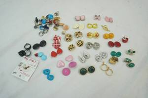 lot 182 image: vintage jewelry