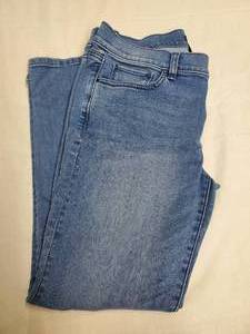 lot 124 image: Ann Taylor Factory Boyfriend Capri Womens Blue Jeans Size 8
