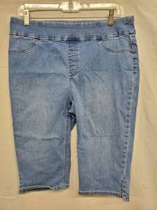 lot 144 image: Lot of 2 Chicos Perfect Stretch Womens Blue Denim Soft Jegging Capri Pants Size 1.5