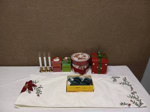 lot 19 image: CHRISTMAS DECOR & LIGHTS