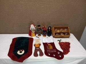 lot 20 image: CHRISTMAS CAROLER FIGURINES & MORE