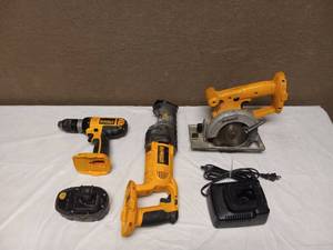 lot 32 image: DEWALT 3 TOOL KIT WITH CHARGER