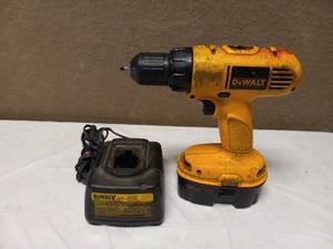 lot 34 image: DEWALT CORDLESS DRILL AND CHARGER