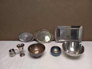 lot 49 image: ASSORTED METALSTAINLESS STEEL  TRAYS & BOWLS