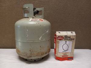 lot 87 image: PROPANE TANK & 2 HOSE REGULATOR KIT