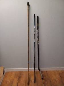 lot 102 image: (3) BAUER HOCKEY STICK