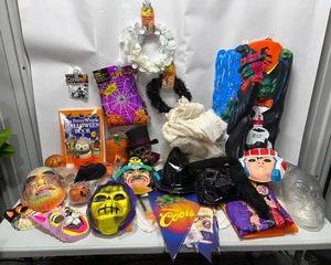 lot 24 image: Vintage Halloween