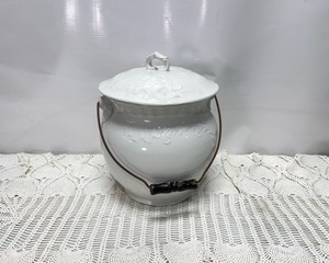 lot 26 image: Antique Chamber Pot