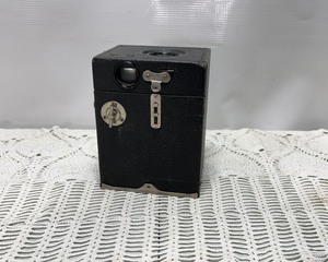lot 52 image: Vintage Box Camera