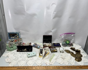 lot 64 image: Vintage Jewelry