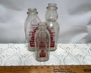 lot 197 image: Carnation Milk Glass