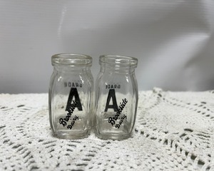 lot 20 image: Brookside Dairy Glass