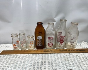 lot 19 image: Lot of Assorted Vintage Milk Glasses