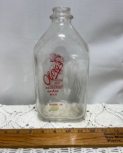 lot 18 image: Vintage Obergs Milk Glass