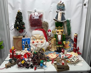 lot 201 image: Vintage Christmas Decor