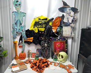 lot 214 image: Vintage Halloween Decorations