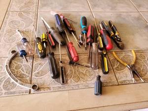 lot 30 image: Screwdrivers and Other Tools