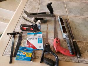 lot 32 image: Saws Rasps Staples