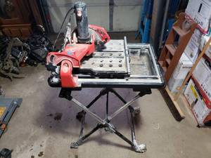 lot 19 image: Husky Wet Tile Saw and Stand