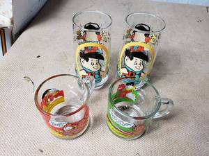 lot 98 image: Flintstones and Garfield Cups