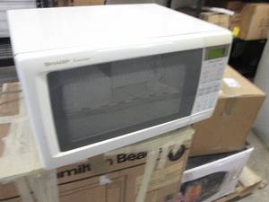 Sharp Microwave used, powers on...