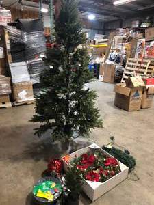 lot 37 image: Lot of assorted Christmas items review pictures