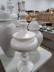 lot 806 image: 31 Decorative Urn