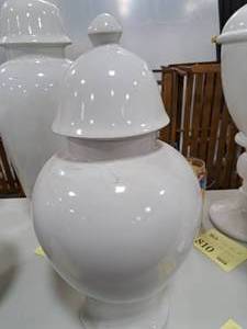 lot 809 image: 24 White Resin Totem Dcor