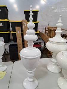 lot 817 image: 32 White Resin Totem Dcor