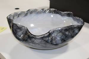 lot 747 image: 15 Frost pattern Bowl