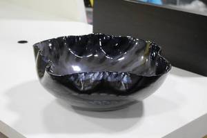 lot 748 image: 15 Leaf pattern Bowl