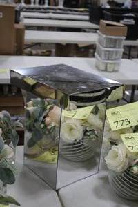 lot 770 image: 14 Mirrored Display Table