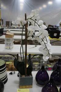 lot 776 image: 34 Faux Orchid Dcor