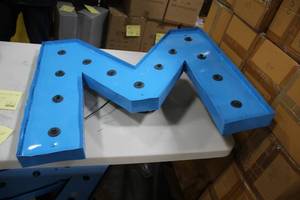 lot 926 image: Metal Letter M Lighted Sign