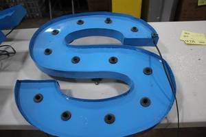 lot 928 image: Metal Letter S Lighted Sign
